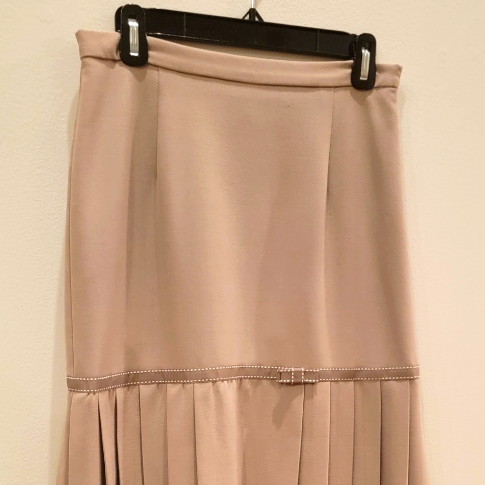 Ladies flirty skirt with kick pleats